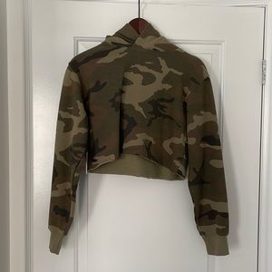 NWT | ARITZIA TNA | Size XS | Cropped Camo Hoodie
